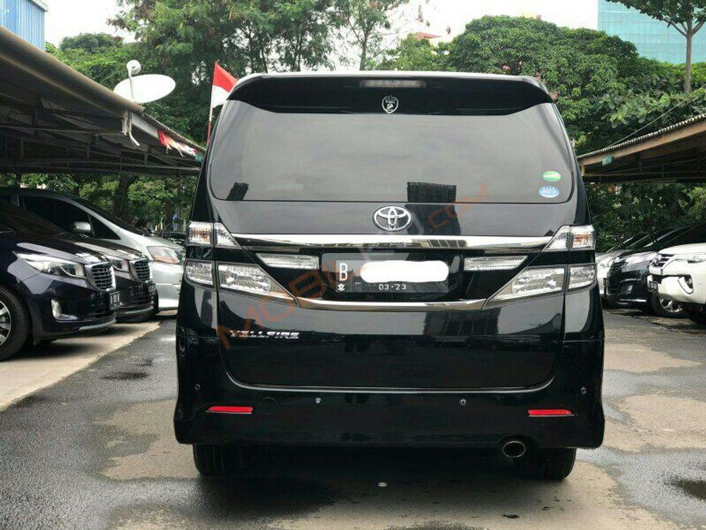 Mobil Toyota Vellfire 2014