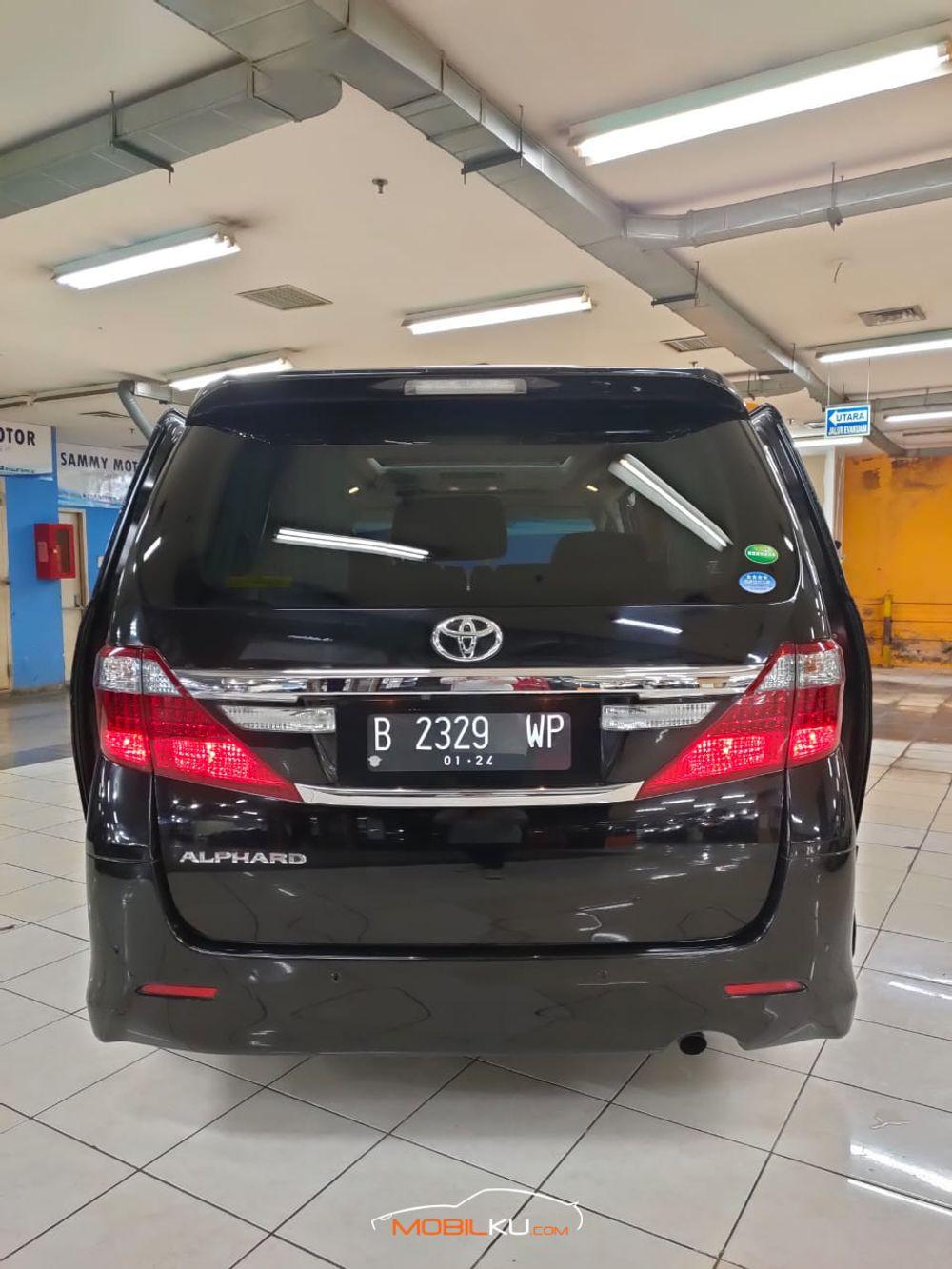 Mobil Toyota Alphard 2013
