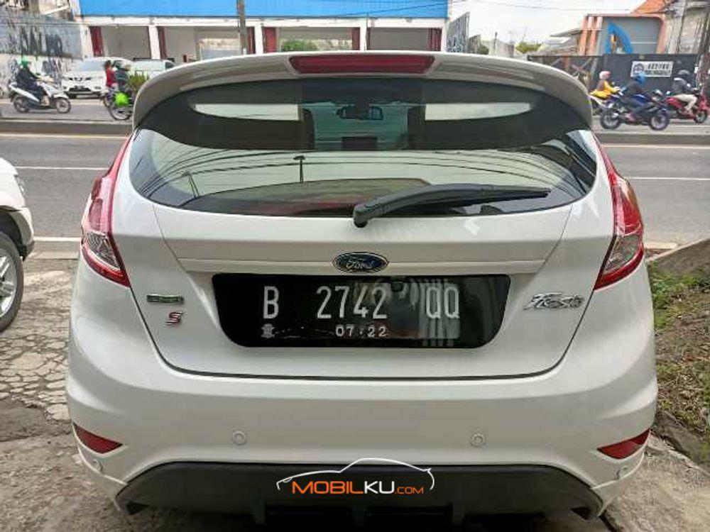 Mobil Ford Fiesta 2014
