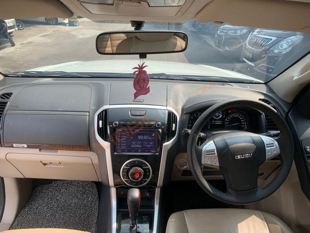 Mobil Isuzu MU-X 2017