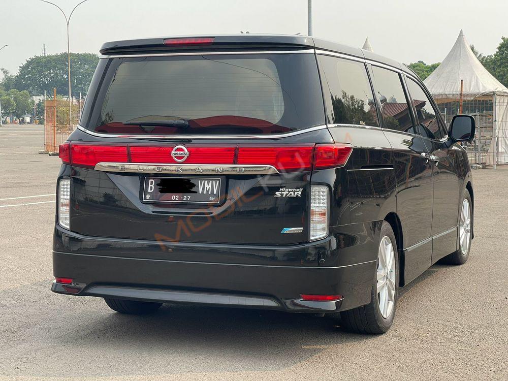 Mobil Nissan Elgrand 2013
