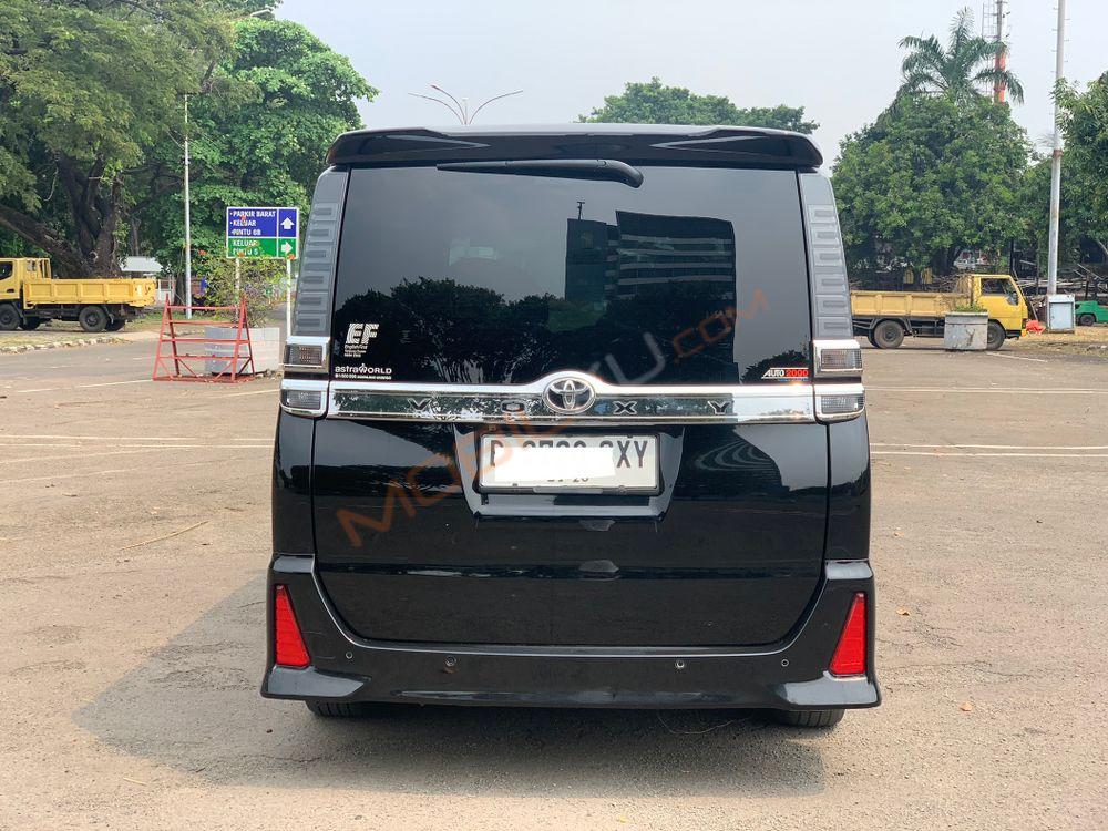 Mobil Toyota Voxy 2018
