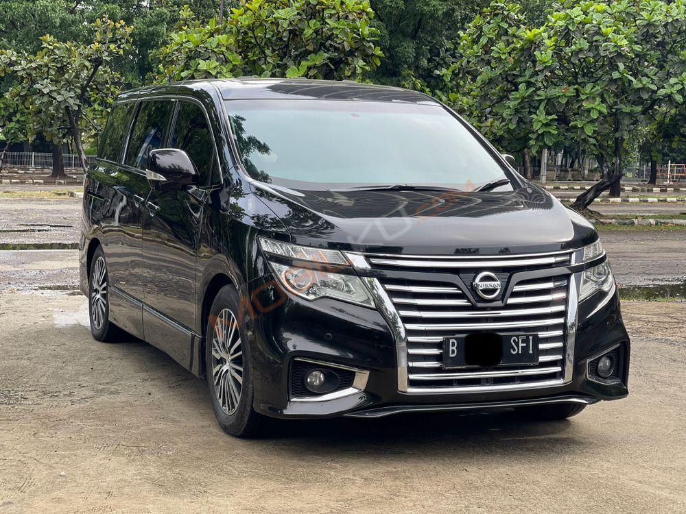 Mobil Nissan Elgrand 2013