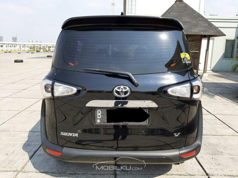 Mobil Toyota Sienta 2017