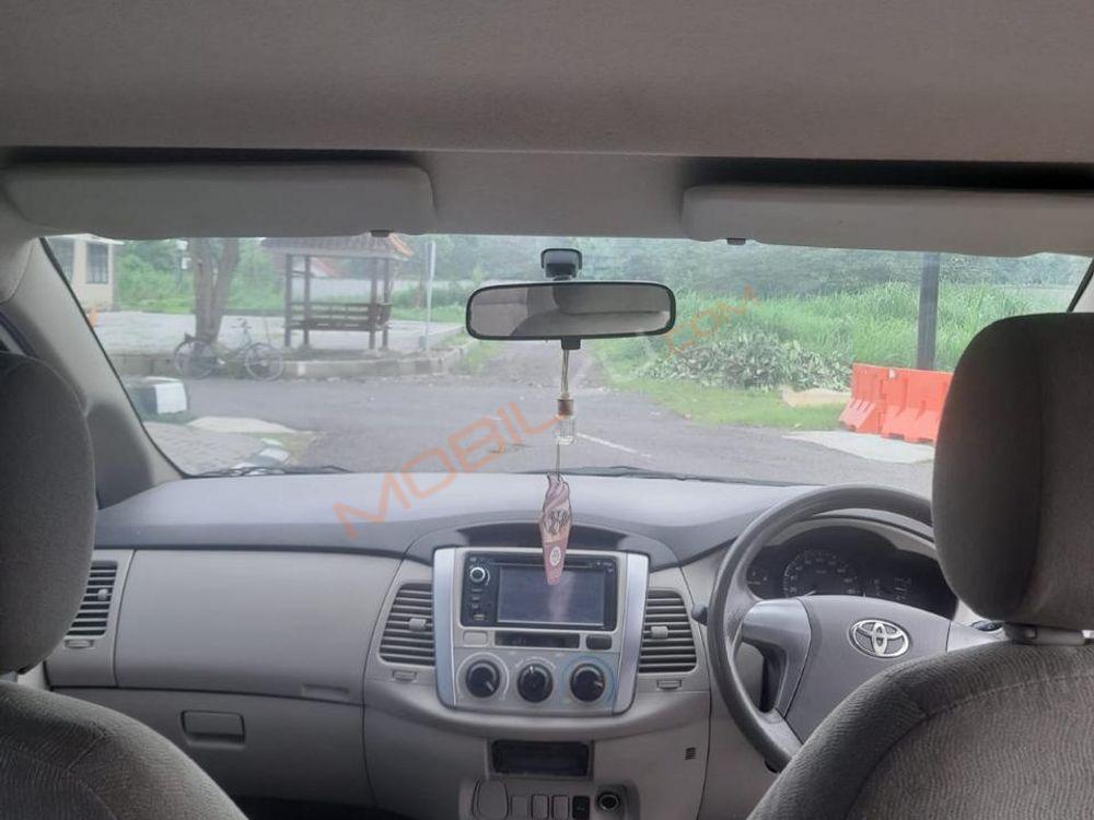 Mobil Toyota Kijang Innova 2013