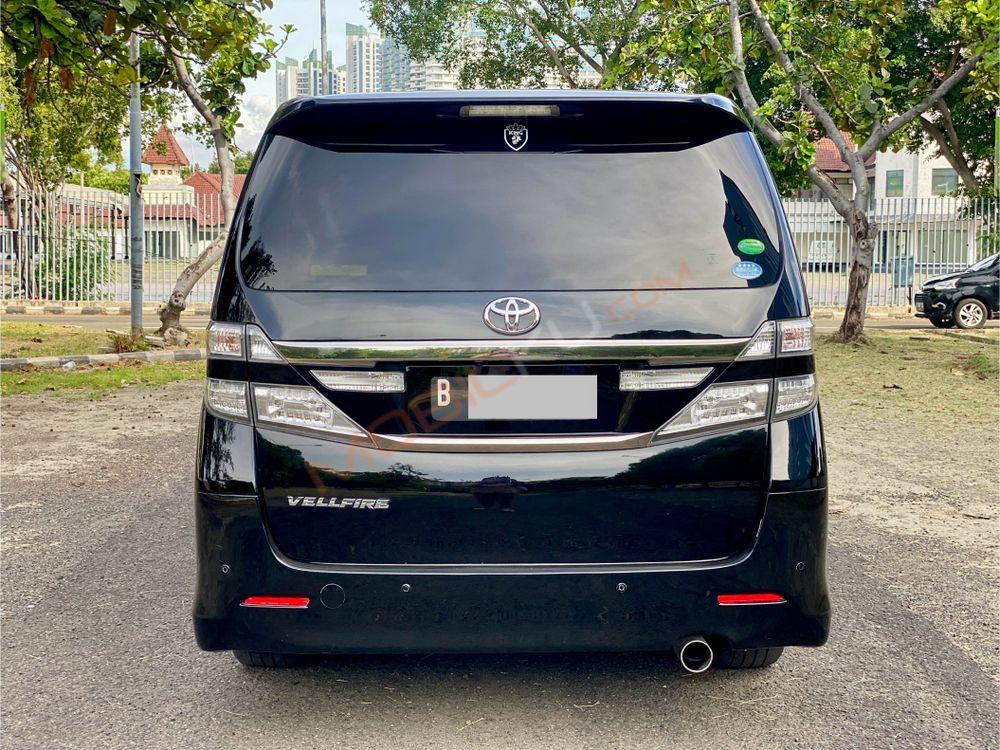 Mobil Toyota Vellfire 2013
