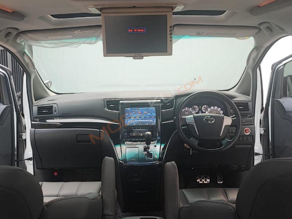 Mobil Toyota Vellfire 2013