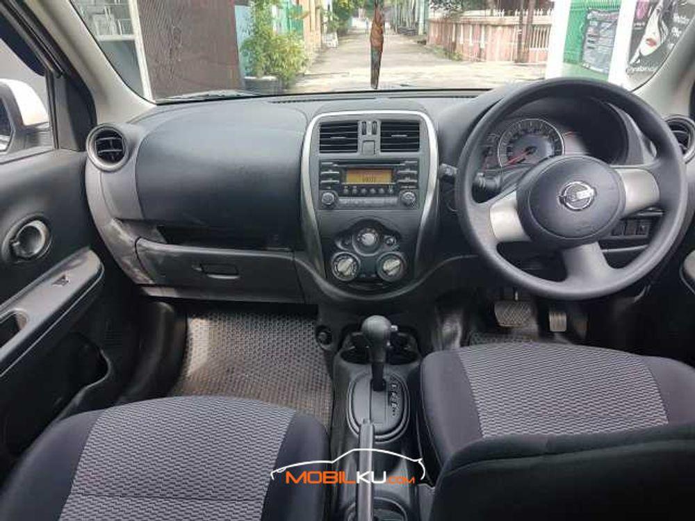 Mobil Nissan March 2015