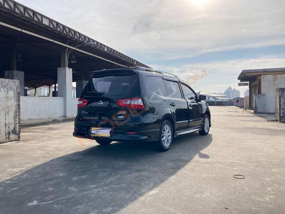 Mobil Nissan Grand Livina 2013