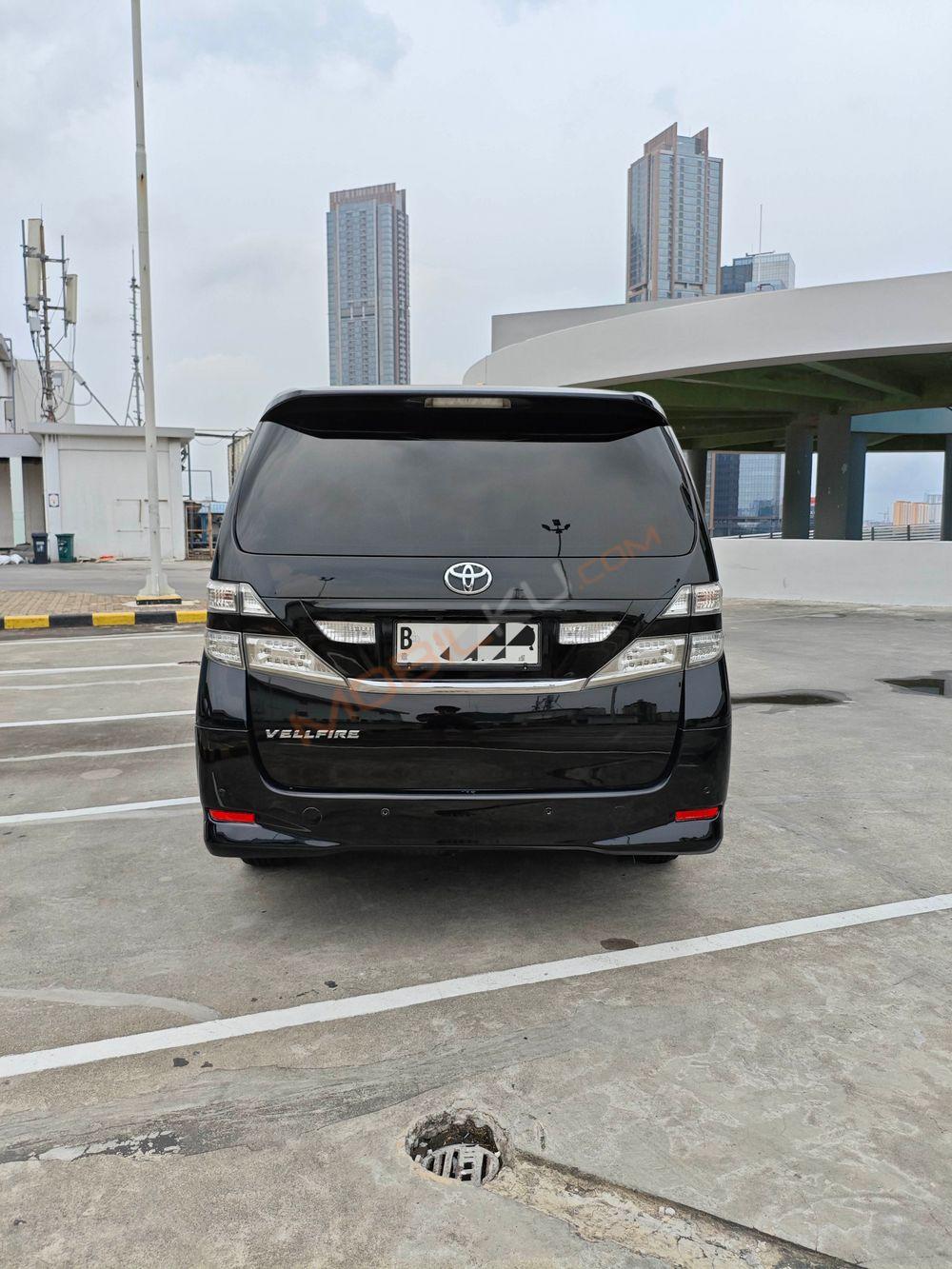 Mobil Toyota Vellfire 2010