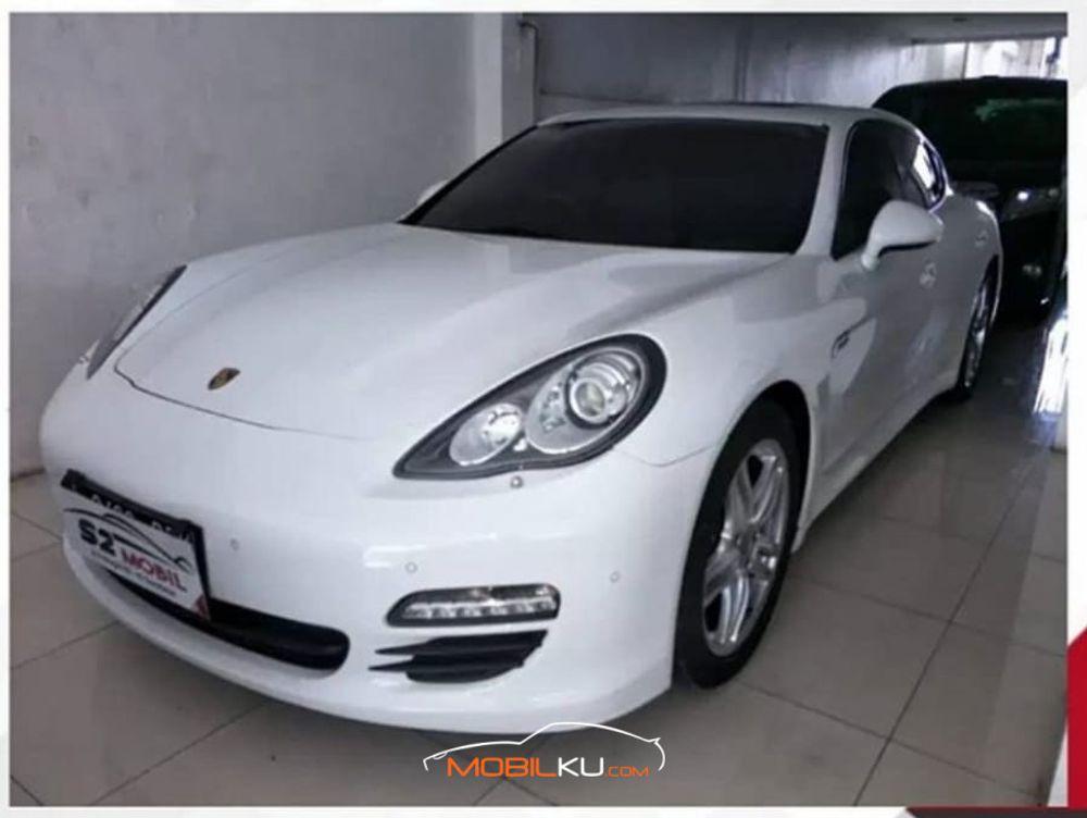 Mobil Porsche Panamera 2012