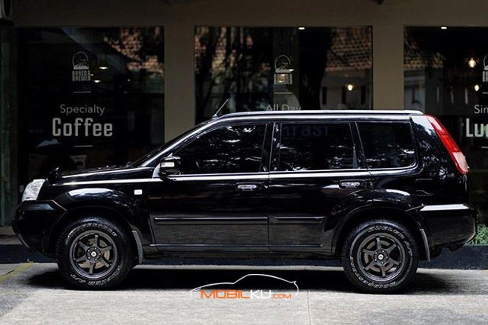 Mobil Nissan X-Trail 2008