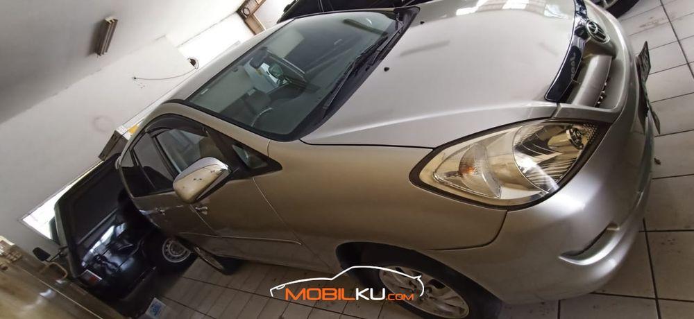Mobil Toyota Kijang Innova 2005