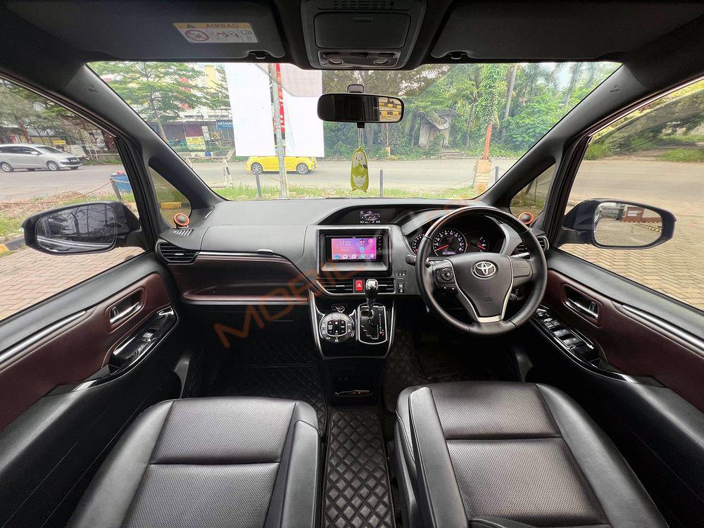 Mobil Toyota Voxy 2019