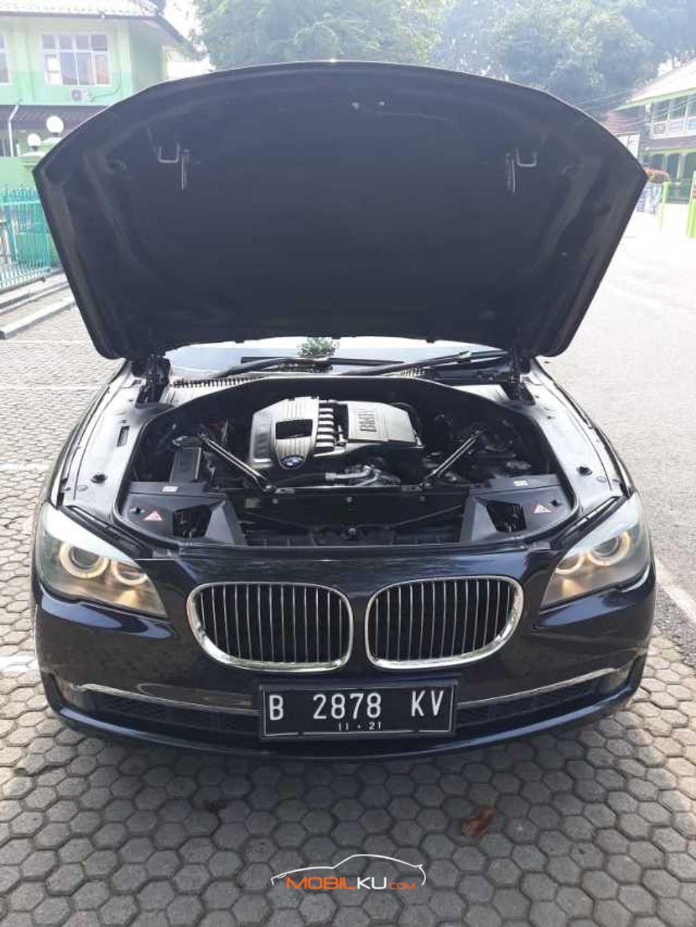 Mobil BMW 7 Series 2011