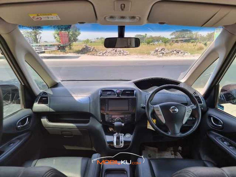 Mobil Nissan Serena 2015