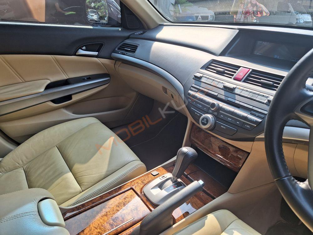 Mobil Honda Accord 2011