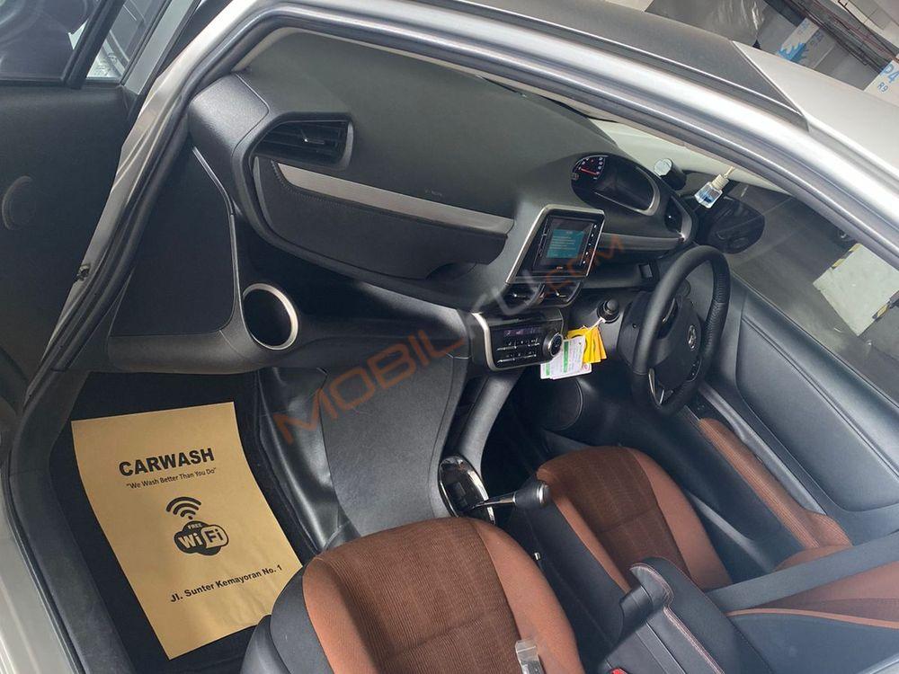 Mobil Toyota Sienta 2016