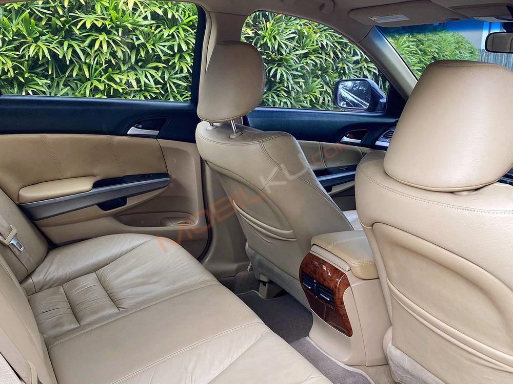 Mobil Honda Accord 2011