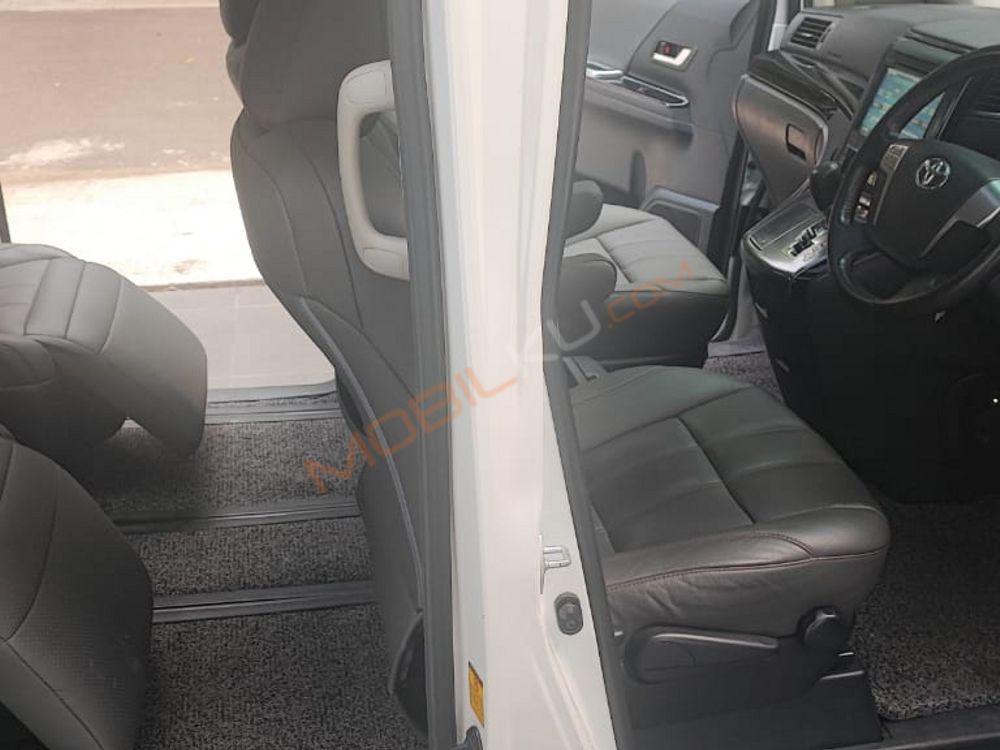 Mobil Toyota Vellfire 2013