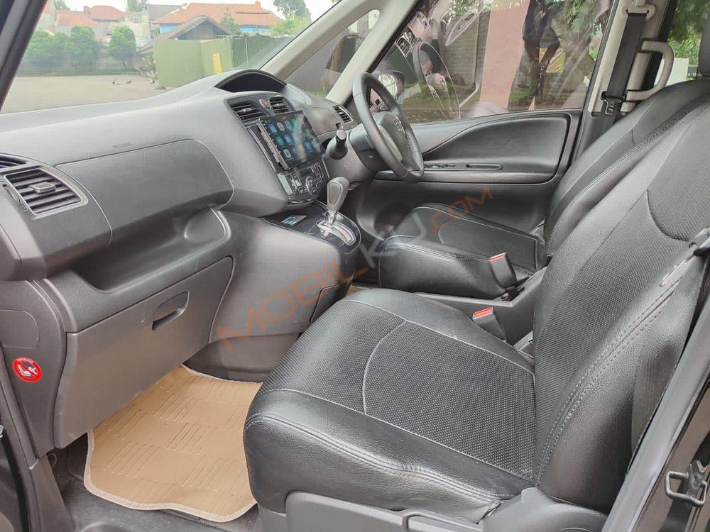 Mobil Nissan Serena 2013