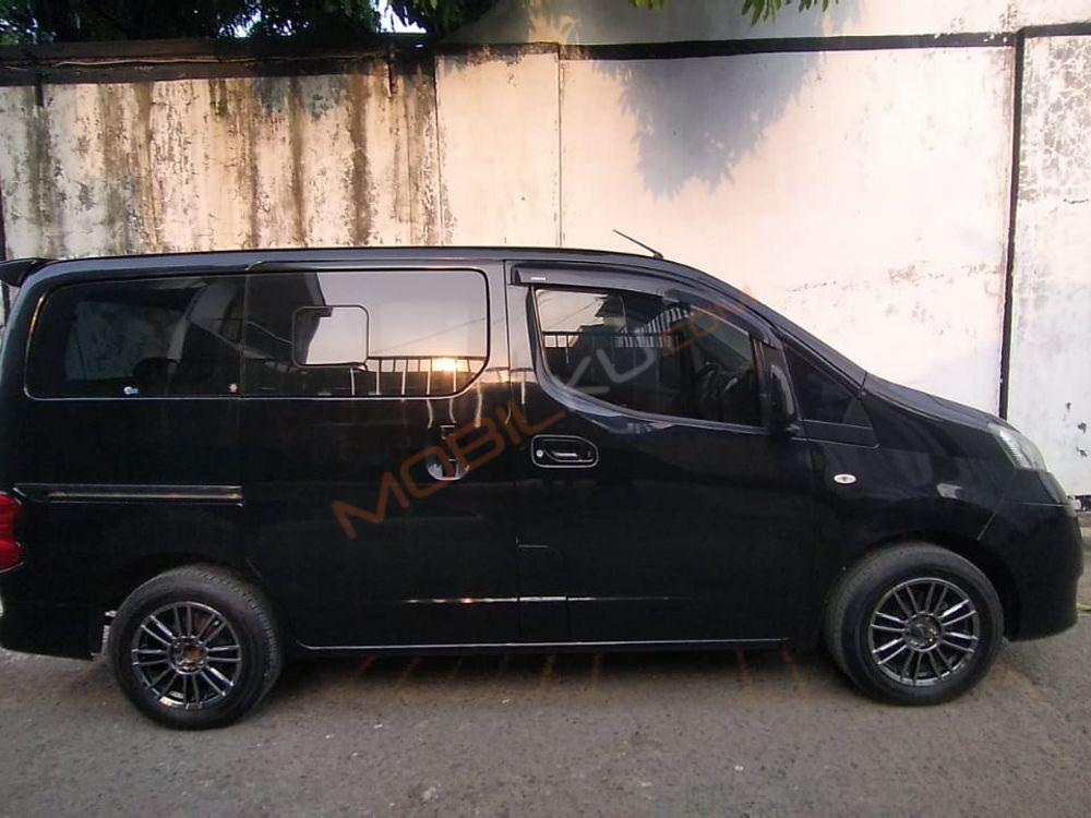 Mobil Nissan Evalia 2012