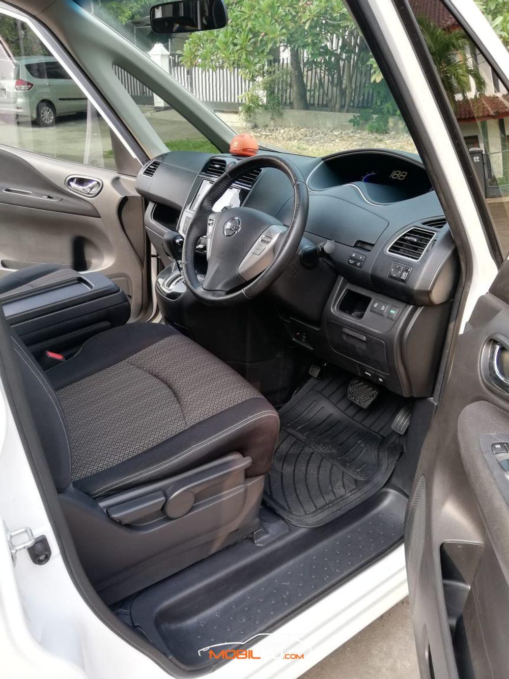 Mobil Nissan Serena 2016