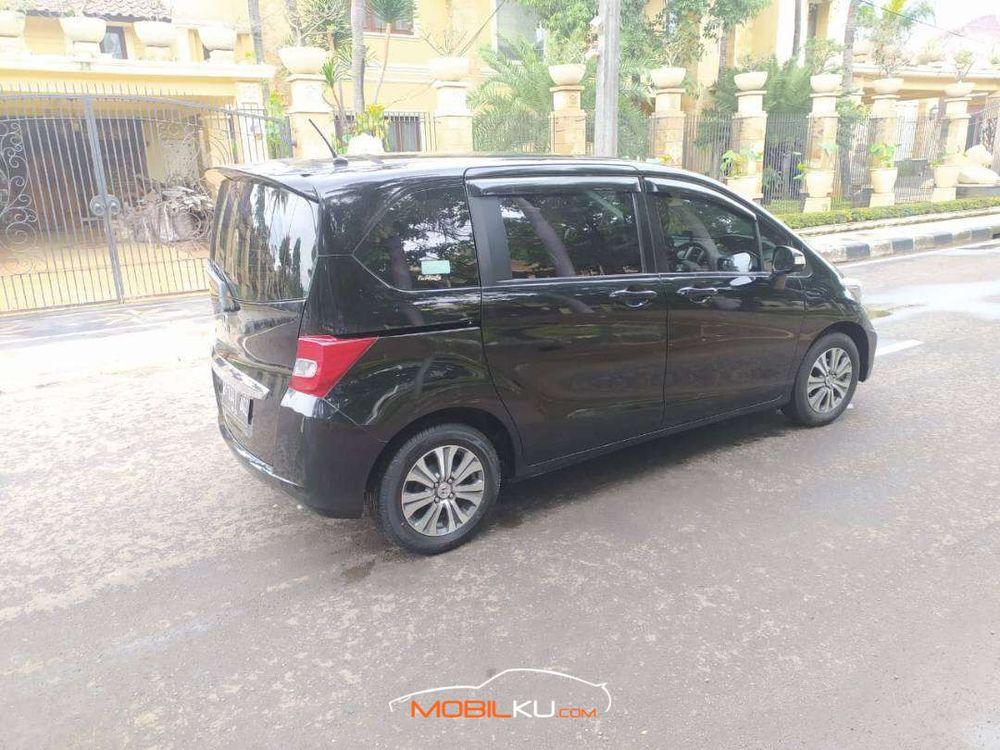 Mobil Honda Freed 2013