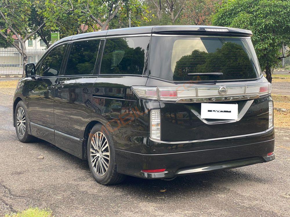 Mobil Nissan Elgrand 2014