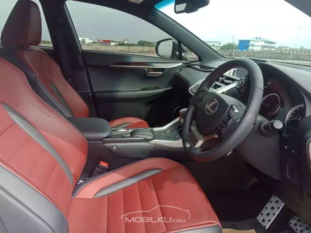 Mobil Lexus NX 2015