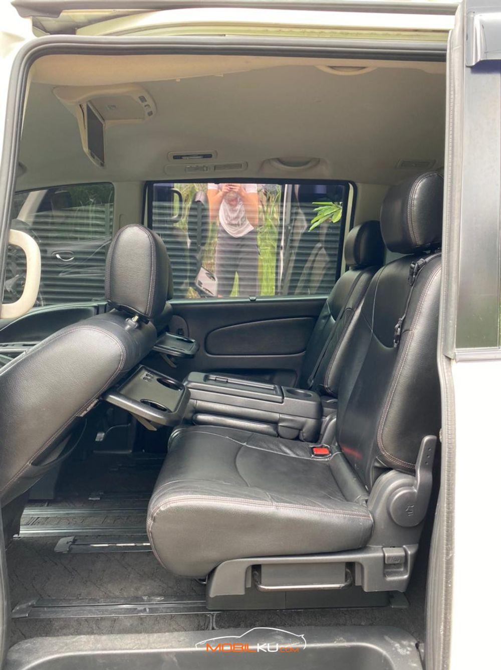 Mobil Nissan Serena 2013