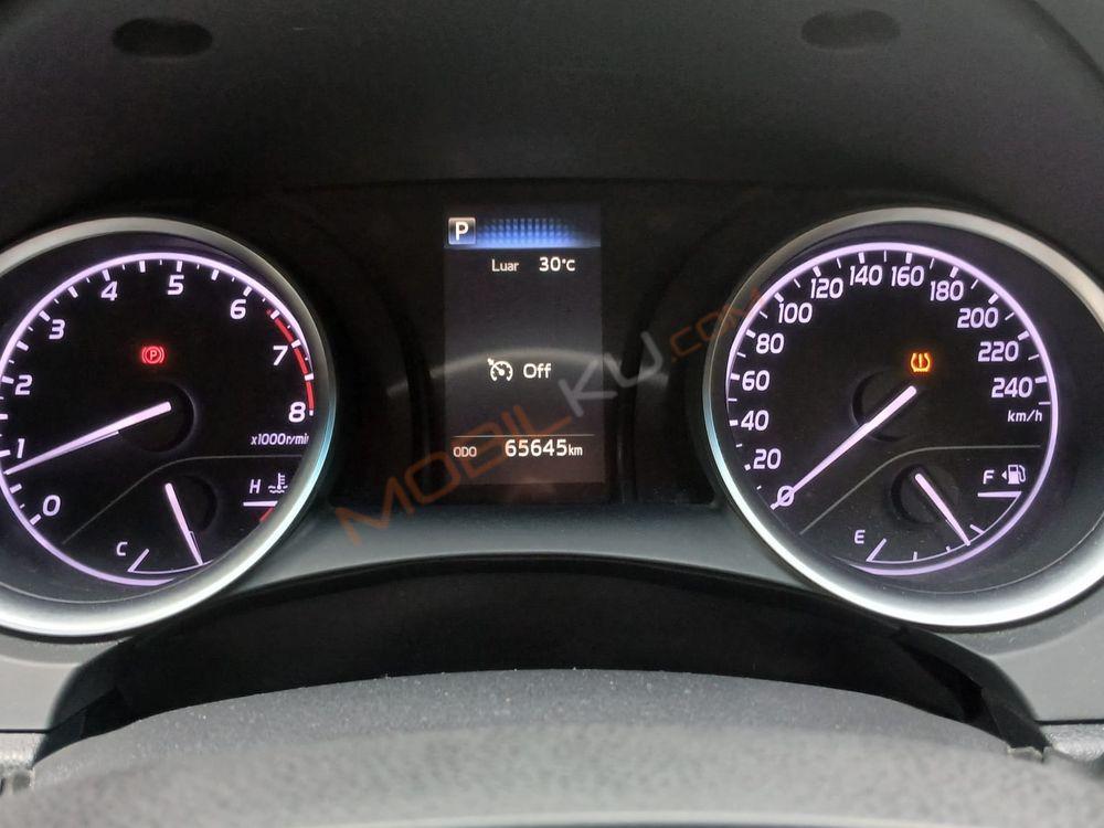 Mobil Toyota Camry 2019