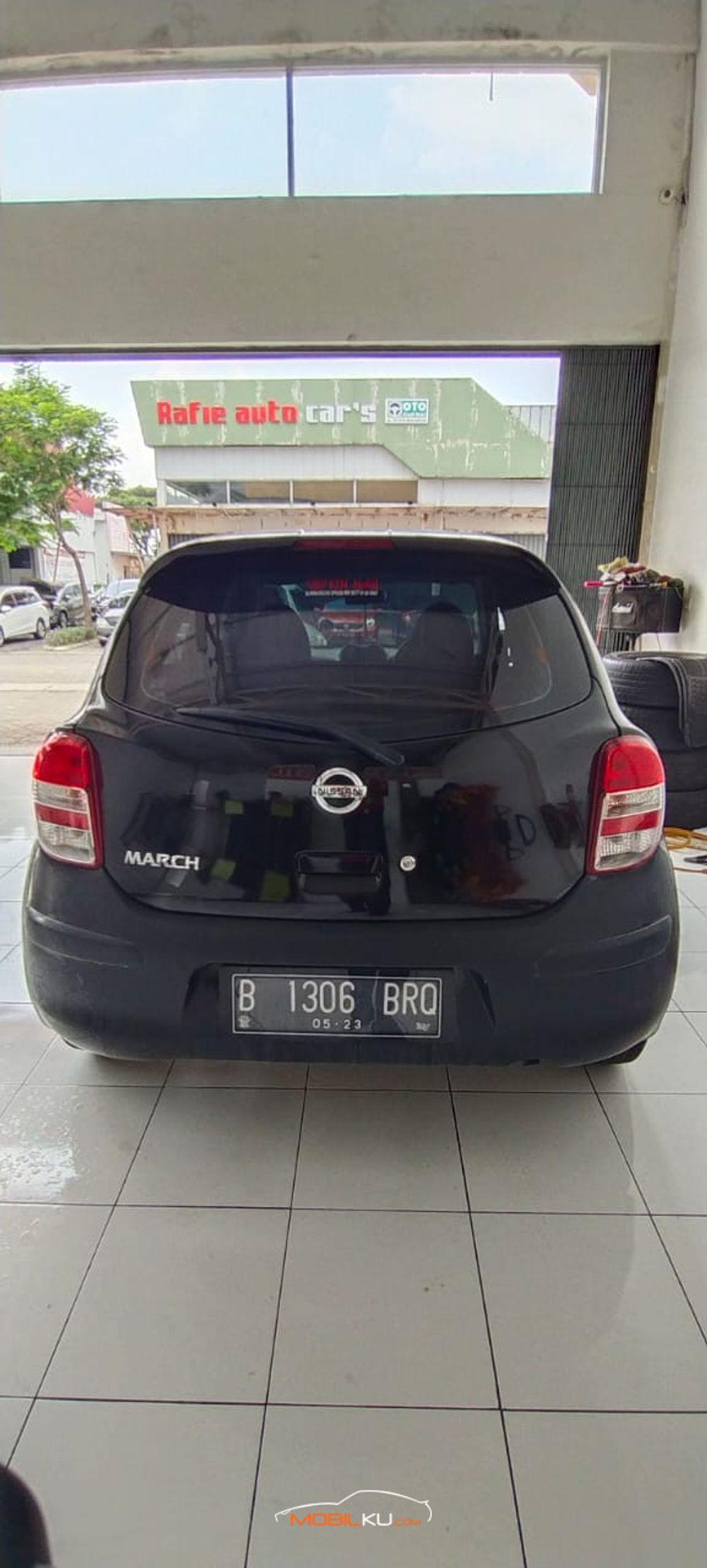 Mobil Nissan March 2013