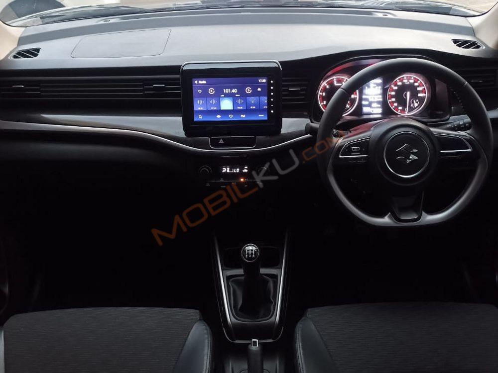 Mobil Suzuki XL7 2022