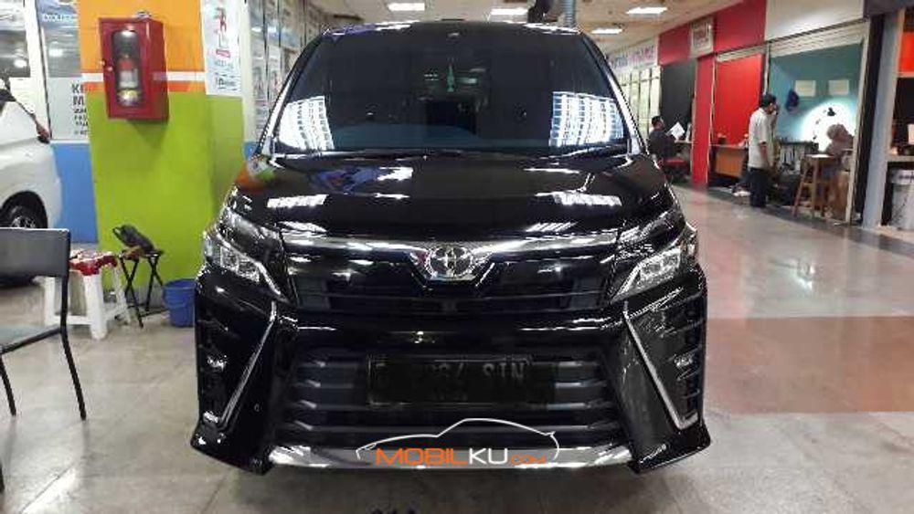 Mobil Toyota Voxy 2019