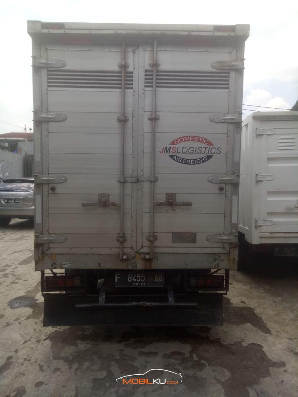 Mobil Toyota Dyna 2012