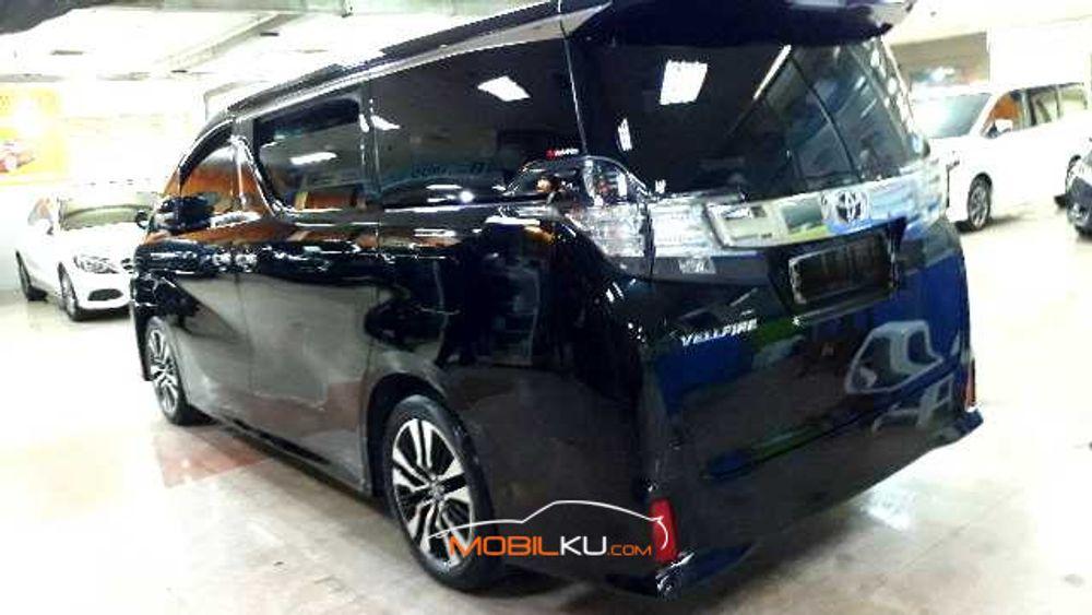 Mobil Toyota Vellfire 2016