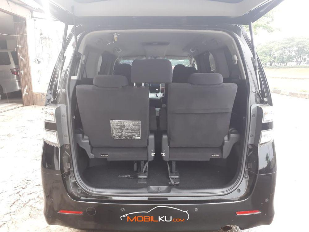 Mobil Toyota Vellfire 2009