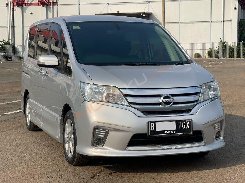 Mobil Nissan Serena 2013