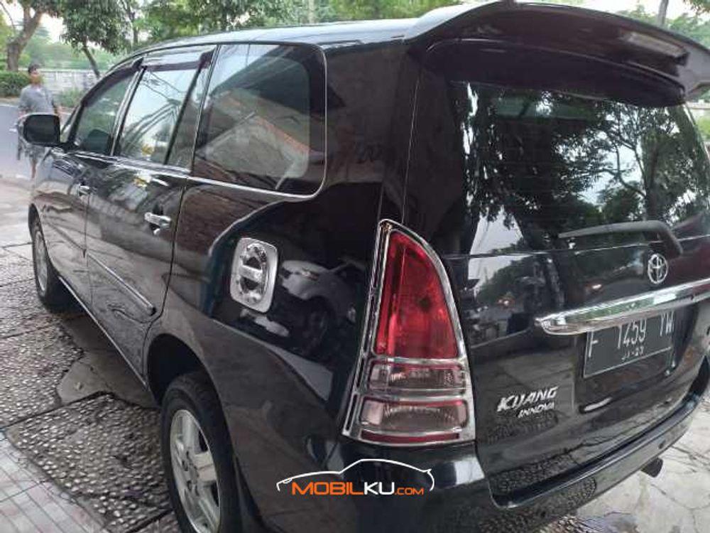 Mobil Toyota Kijang Innova 2006