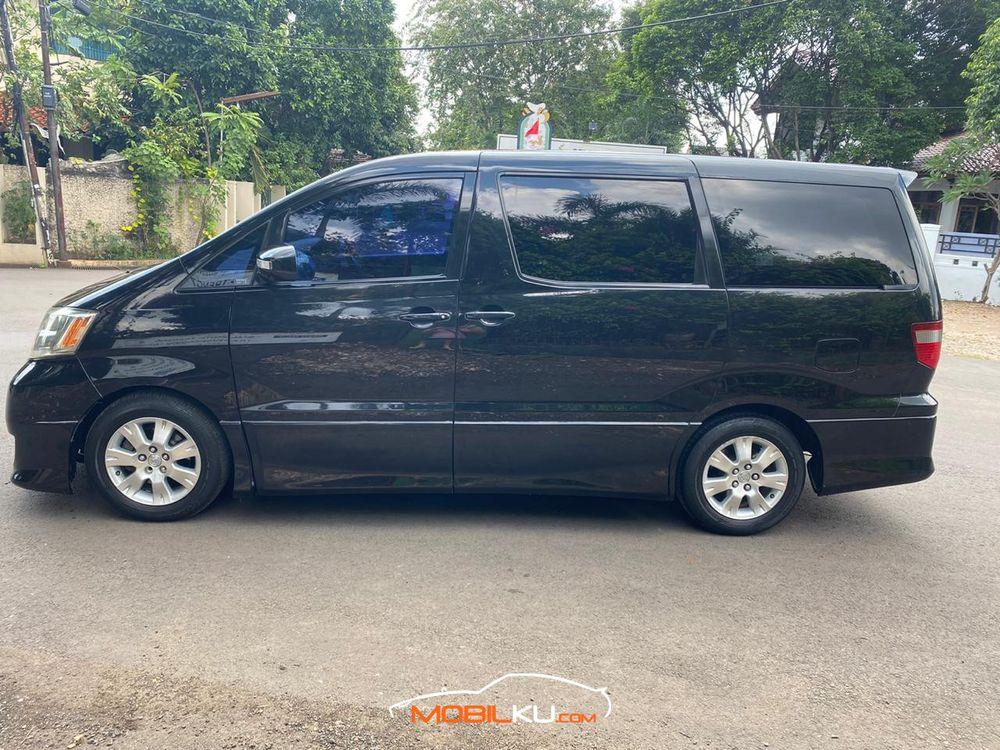 Mobil Toyota Alphard 2004