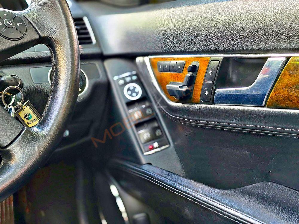 Mobil Mercedes-Benz C-Class 2009