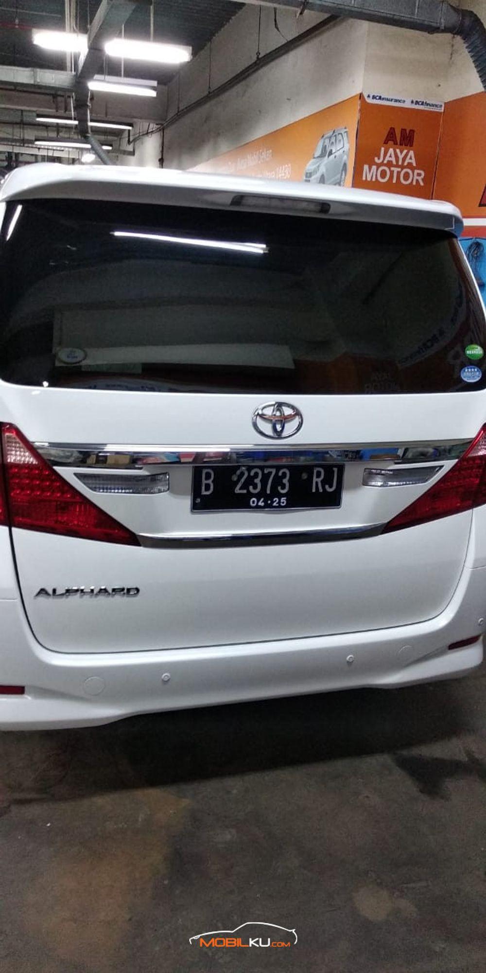 Mobil Toyota Alphard 2014