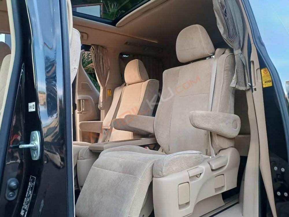 Mobil Toyota Alphard 2011