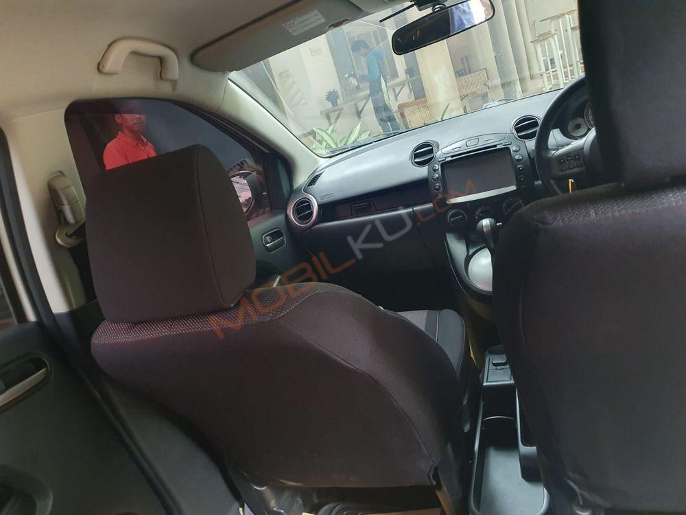 Mobil Mazda 2 Hatchback 2011