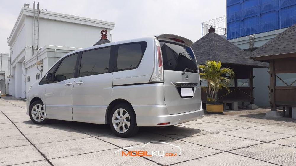 Mobil Nissan Serena 2015