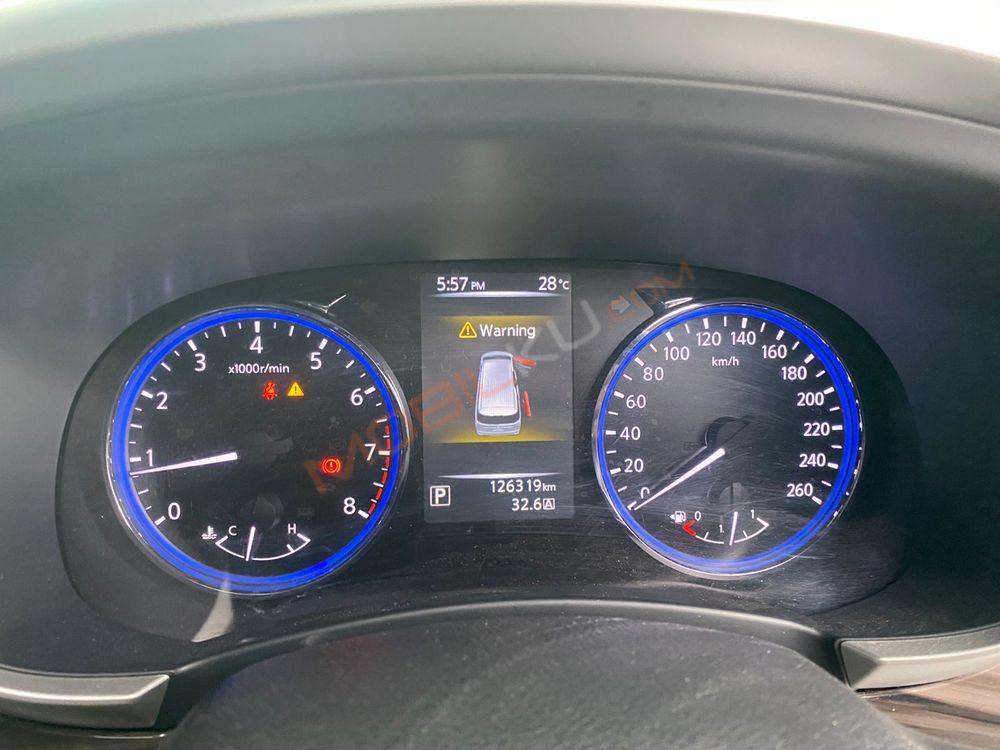 Mobil Nissan Elgrand 2014