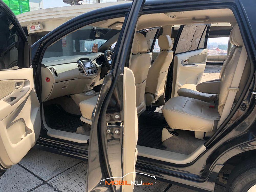 Mobil Toyota Kijang Innova 2014