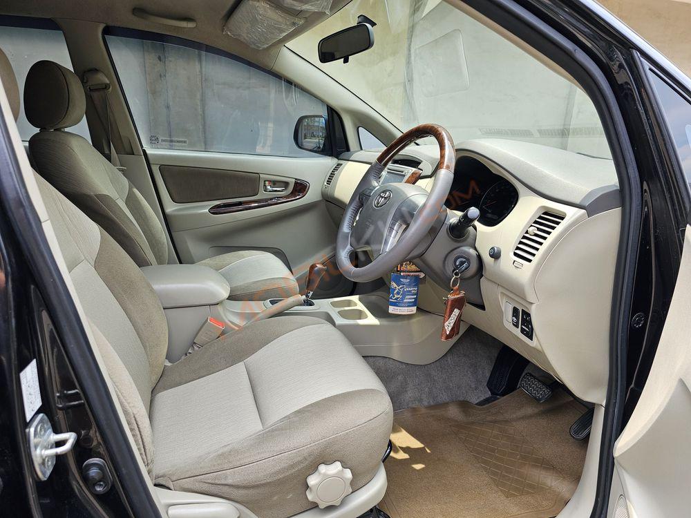 Mobil Toyota Kijang Innova 2013
