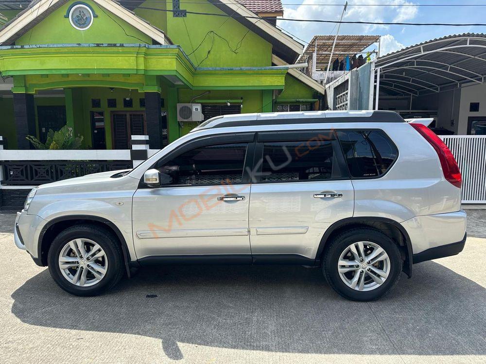 Mobil Nissan X-Trail 2012